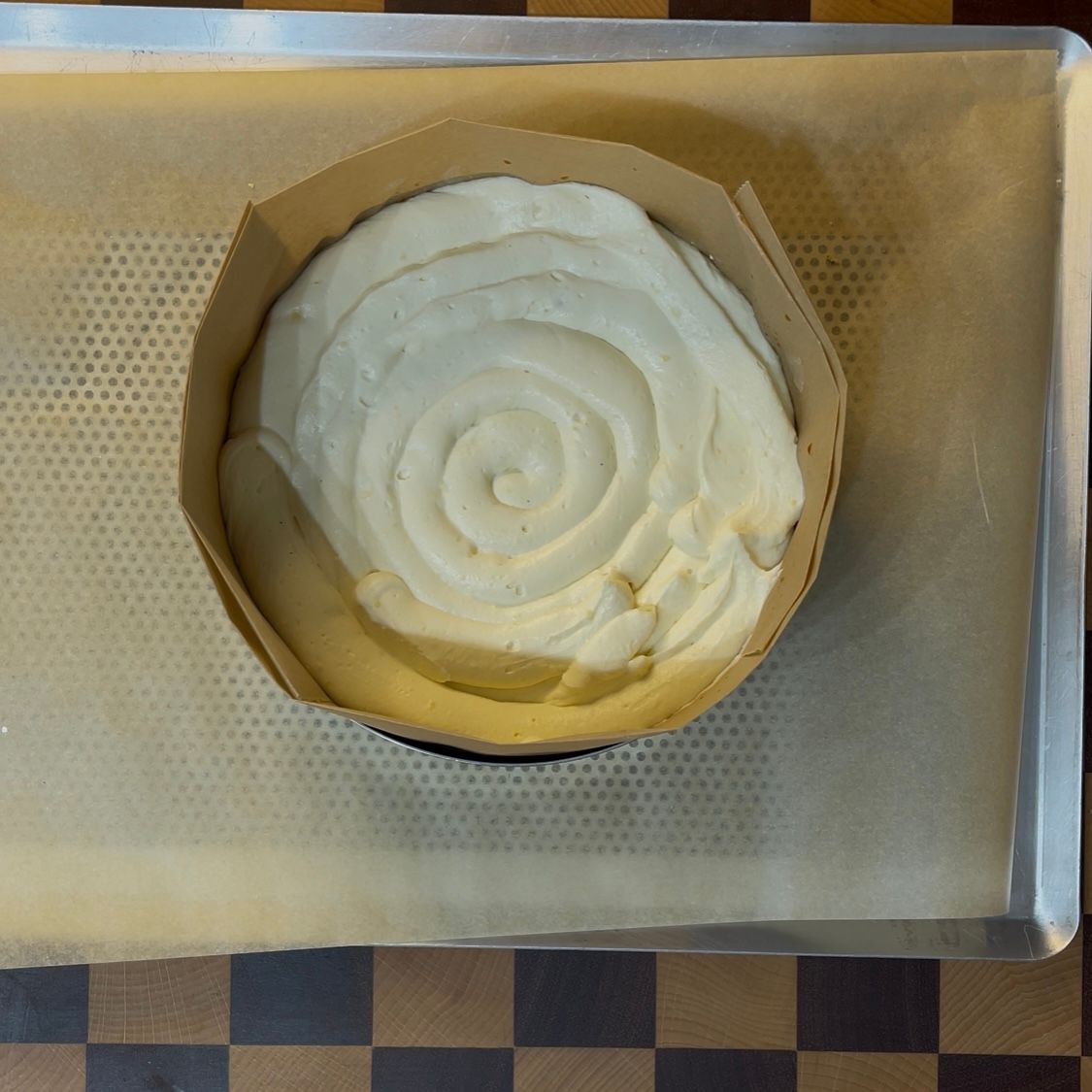 Spuntoni di pralinato alla nocciola distribuiti sulla crema.