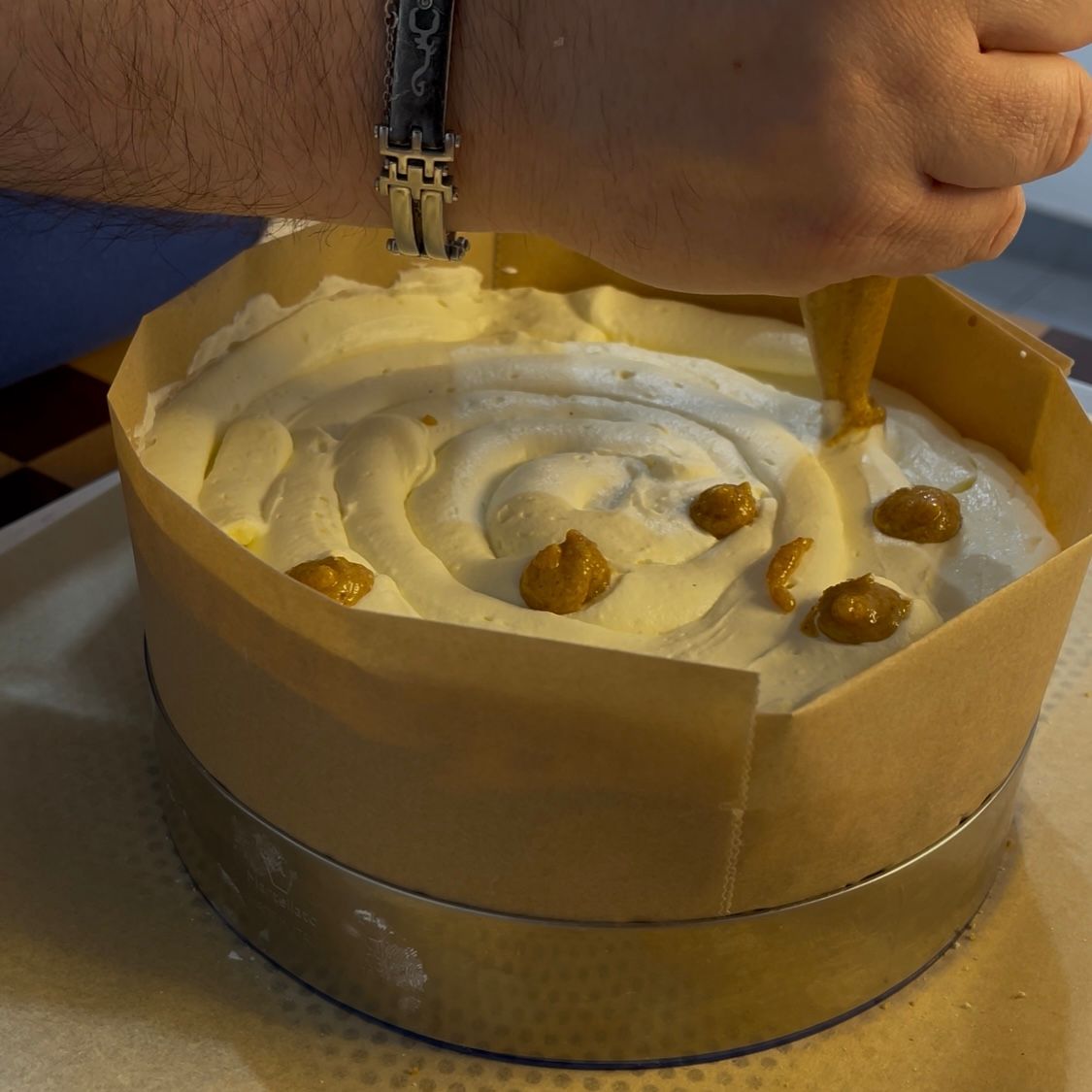 Torta tiramisù liscia pronta per il congelamento.