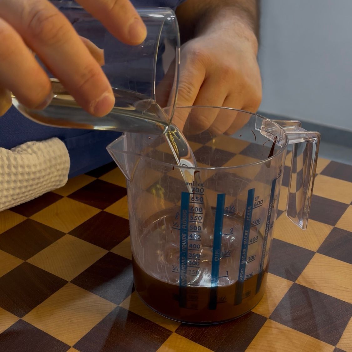 Mixer a immersione che emulsiona la glassa senza bolle.