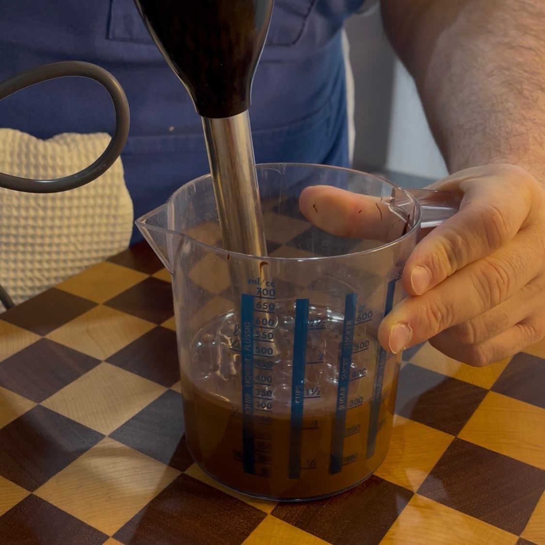 Glassa al cioccolato fluida e lucida.