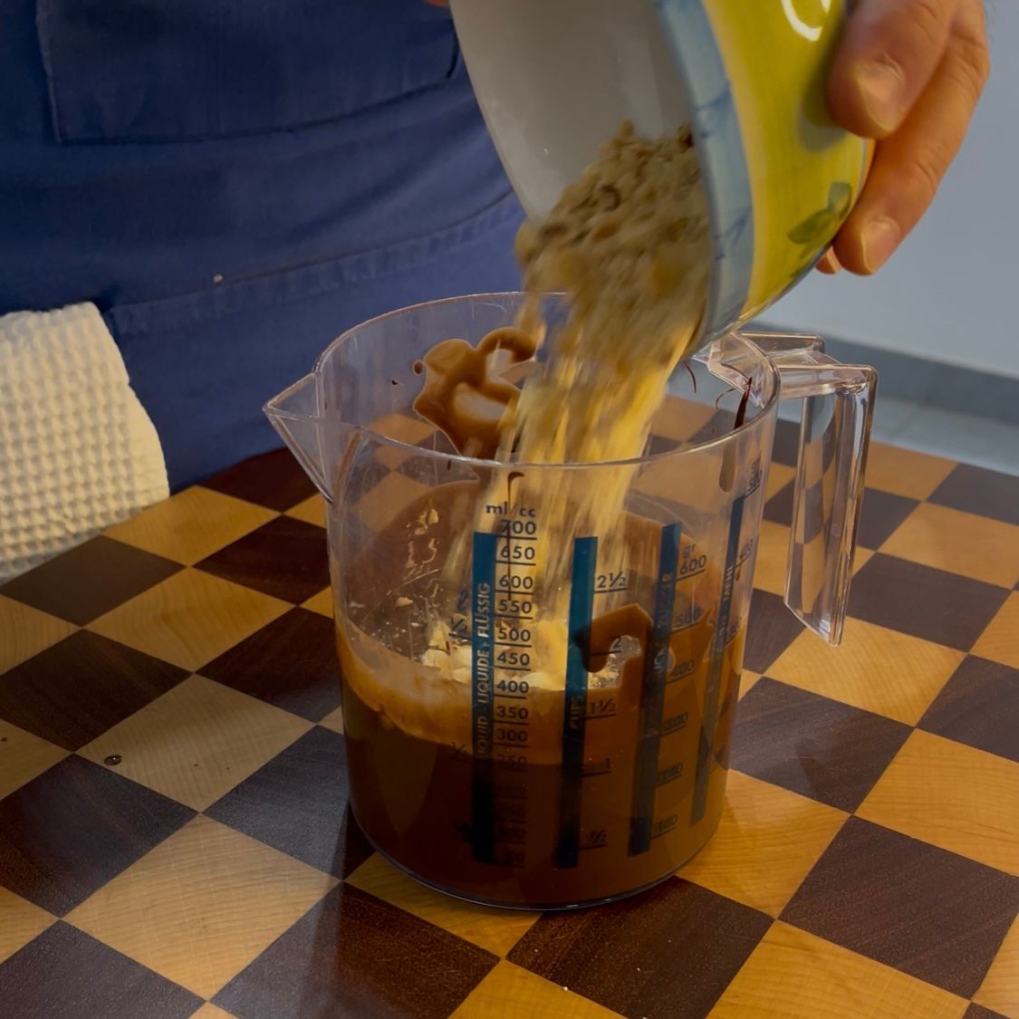 Glassa al cioccolato fluida e lucida.