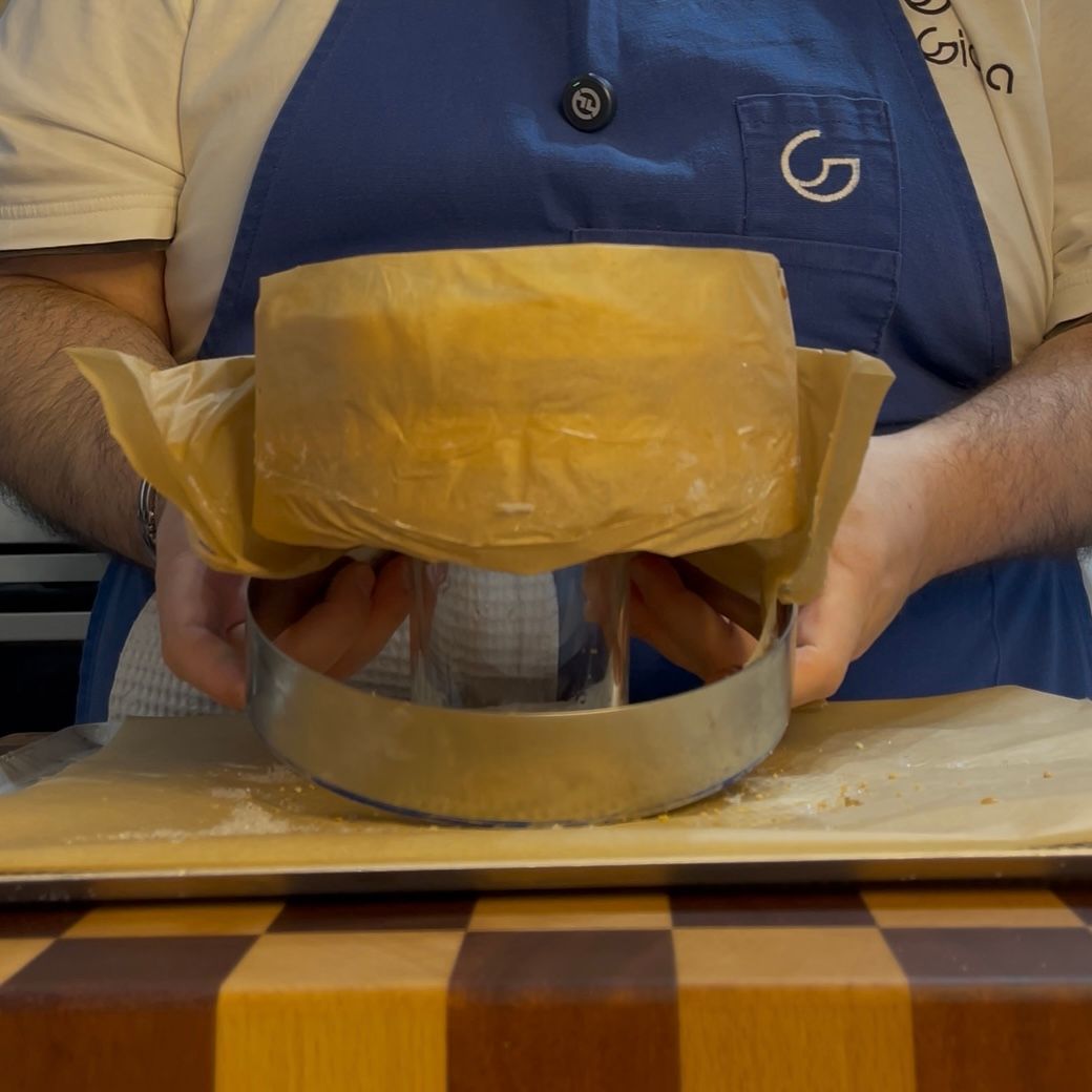 Rimozione della striscia di acetato dai bordi della torta.