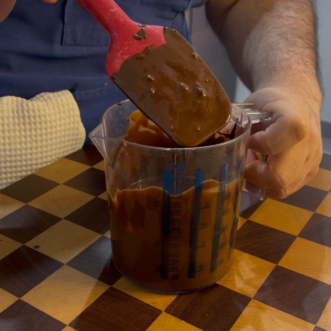 Torta congelata sformata dall'anello d'acciaio.