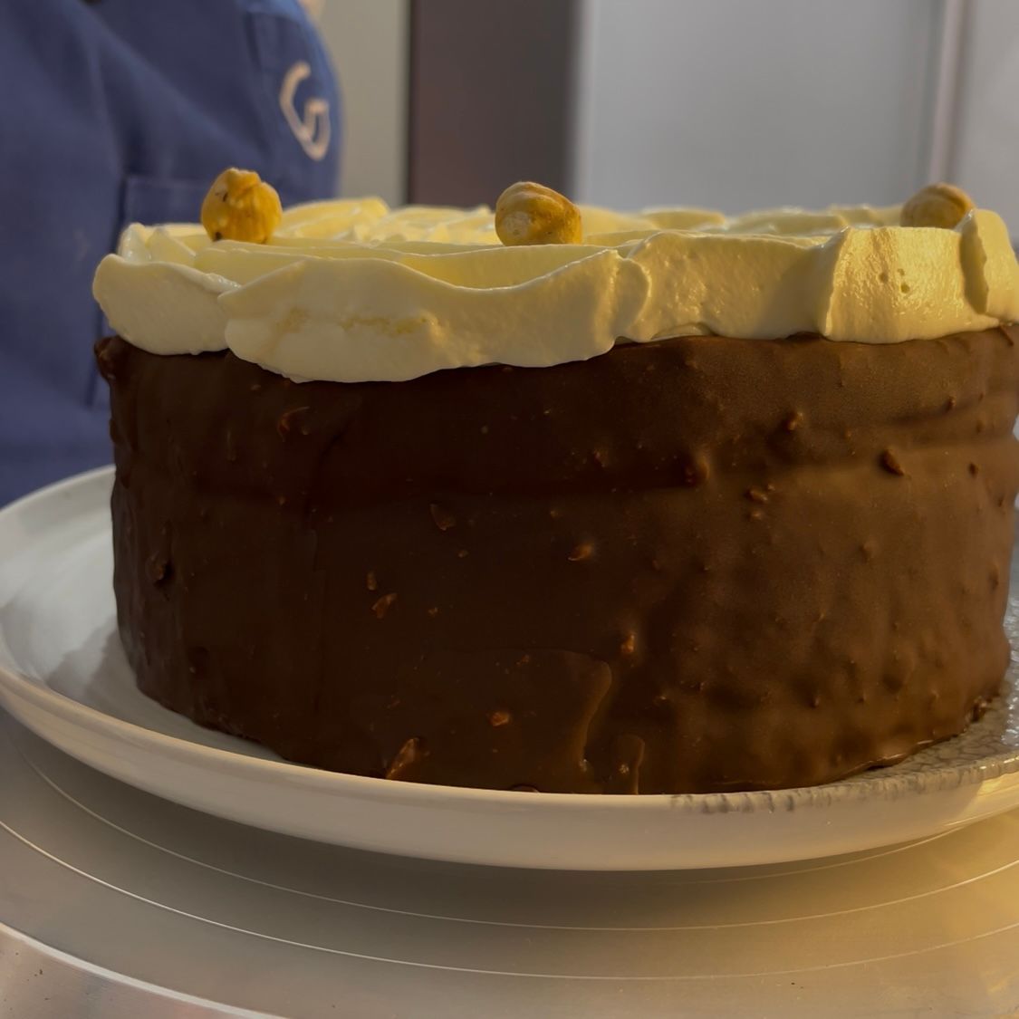 Dettaglio della decorazione a fiore o onde sulla torta.