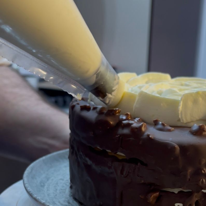 Bordi della torta perfettamente ricoperti e croccanti.