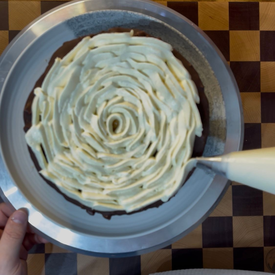 Posizionamento delle nocciole intere sulla decorazione.