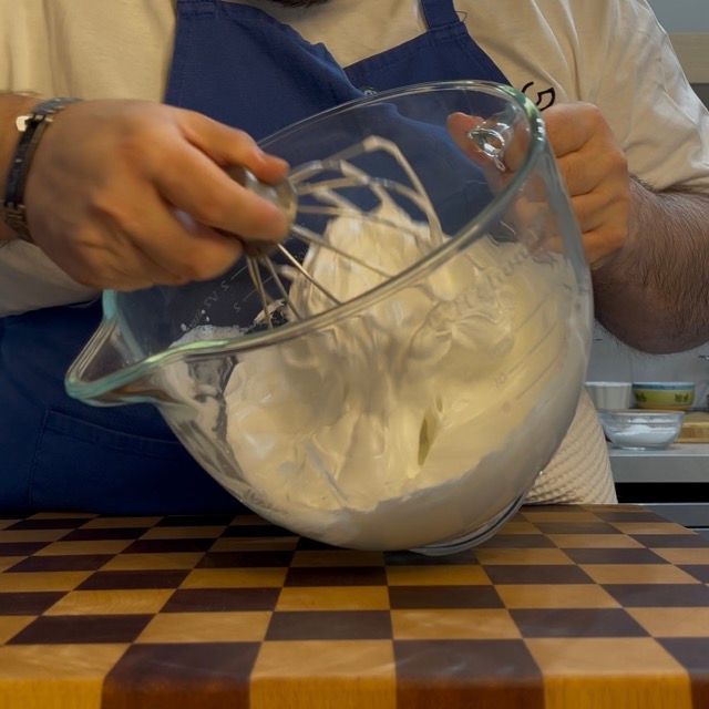Meringa bianca, lucida e soda alla fine della montata.