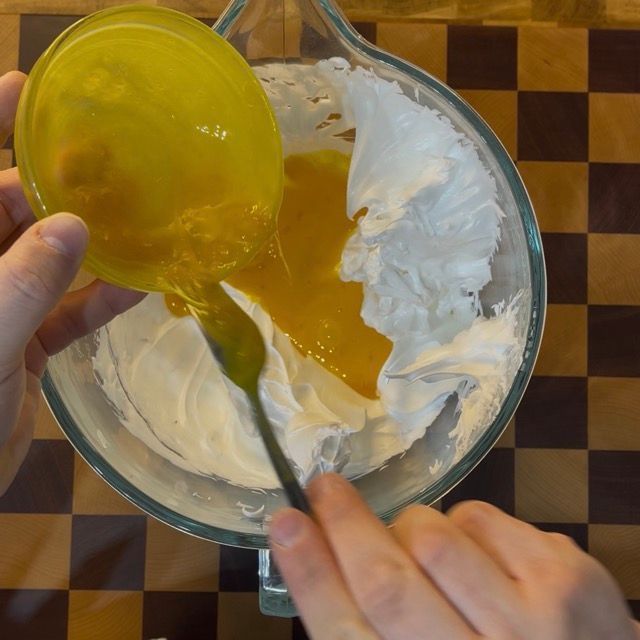 Composto di tuorli versato sulla meringa.