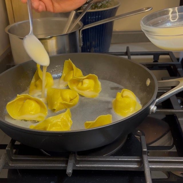 tortelloni saltati in una padella con aggiunta del beurre blanc