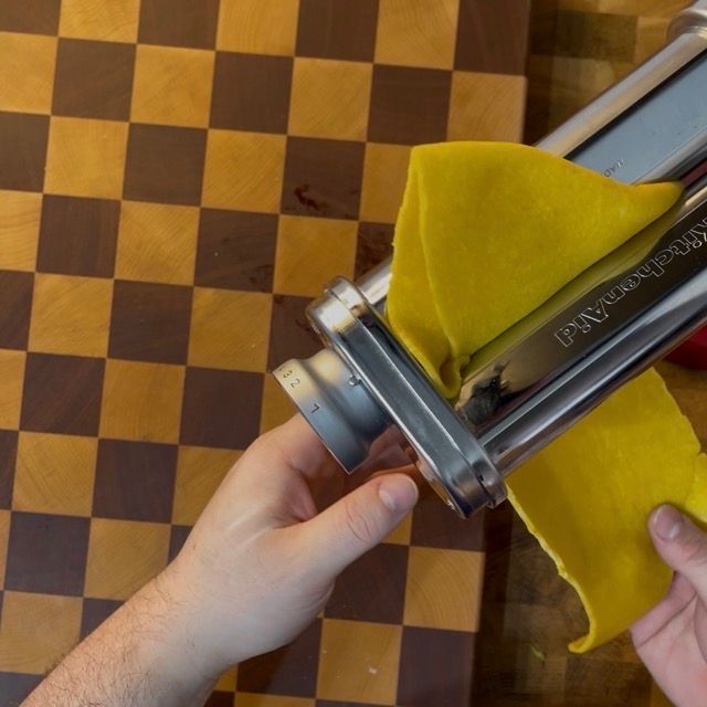 pasta fresca all'uovo viene stesa