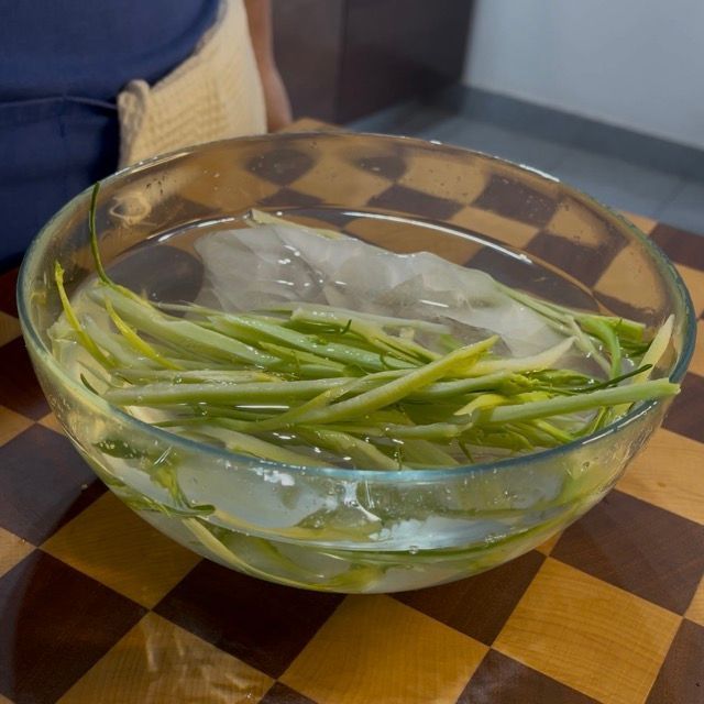 puntarelle vengono pulite