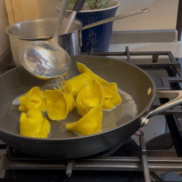 tortelloni saltati in una padella con il burro
