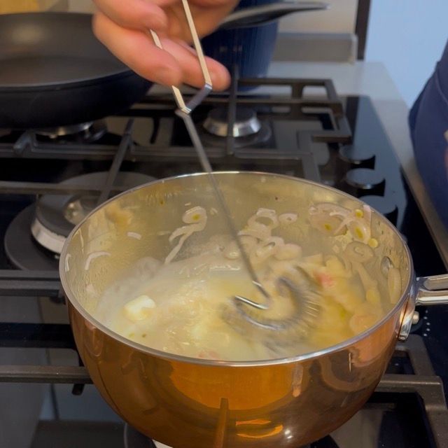 un pentolino con la riduzione mentre si aggiunge il burro freddo