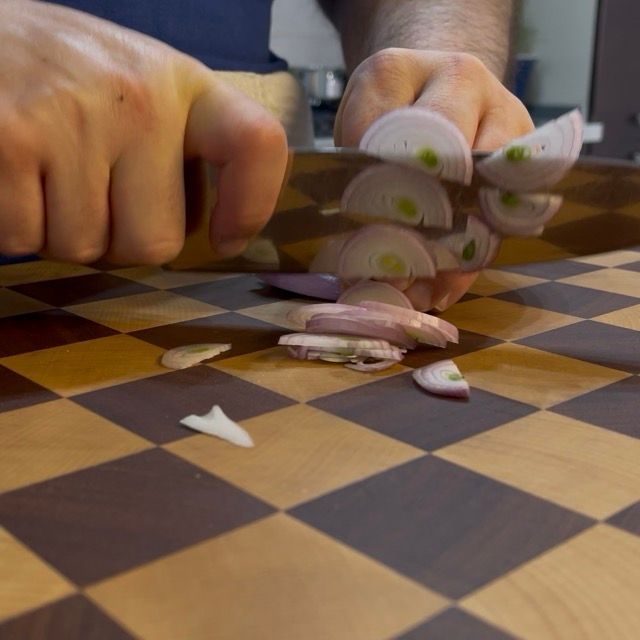 scalogno viene tagliato sottile