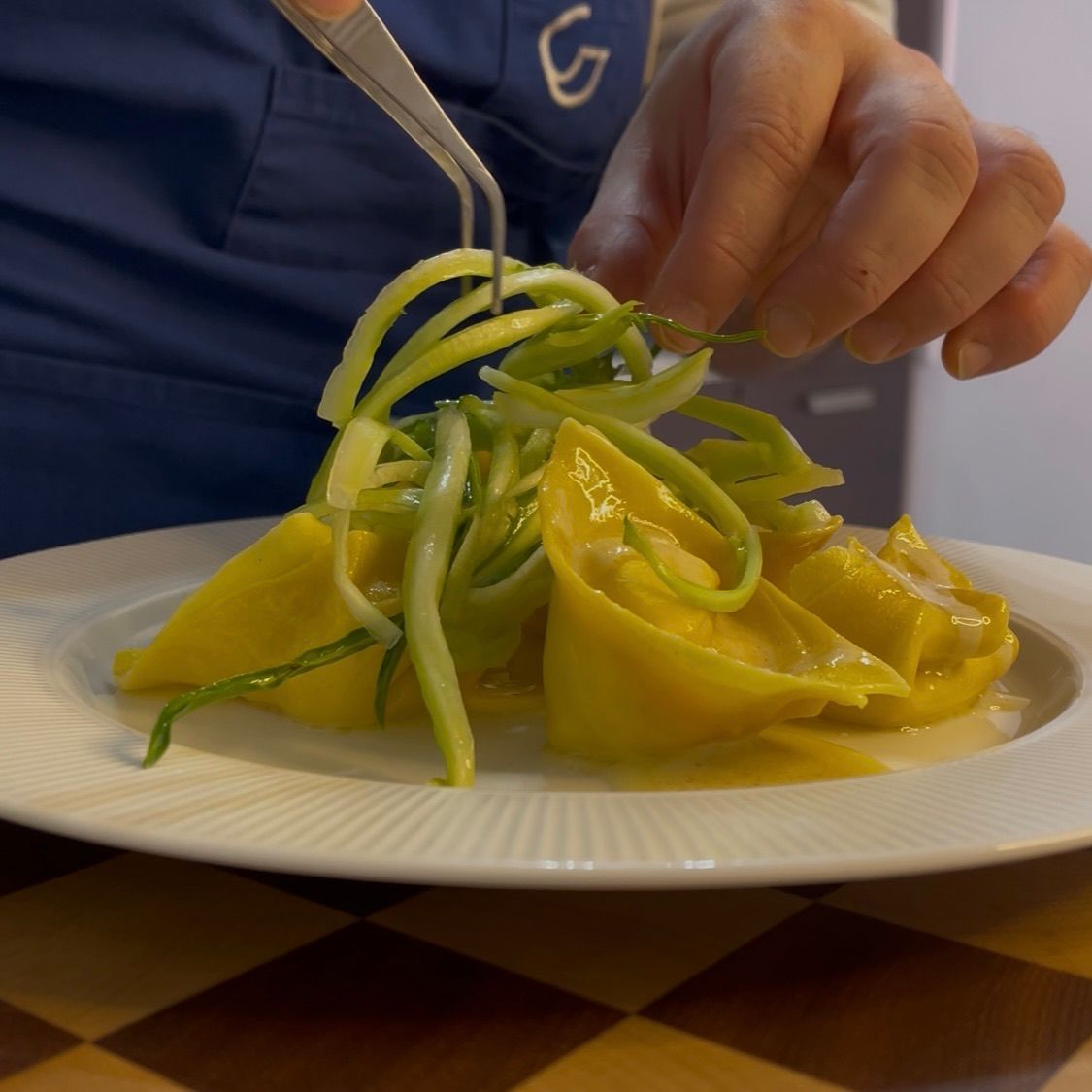 un piatto di tortelloni puntarelle e acciughe 
