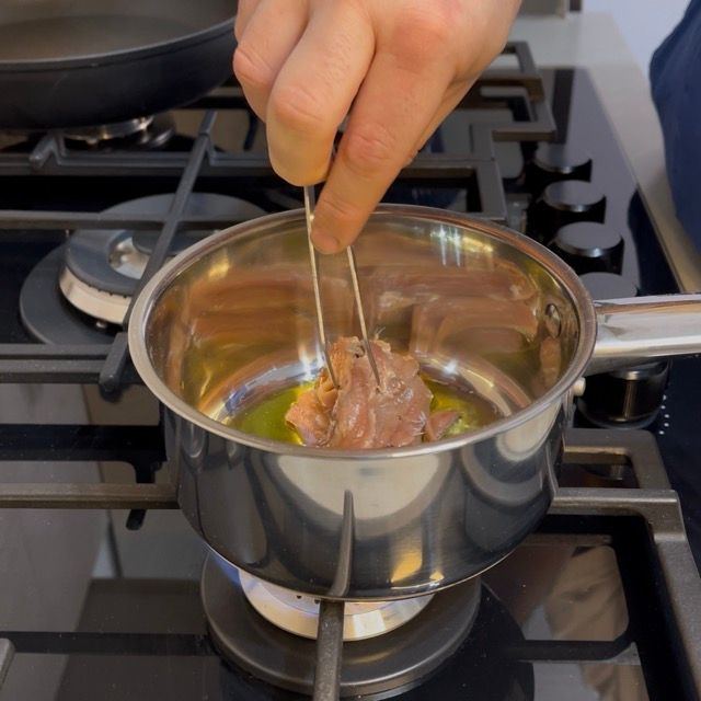 fondo di olio e alici