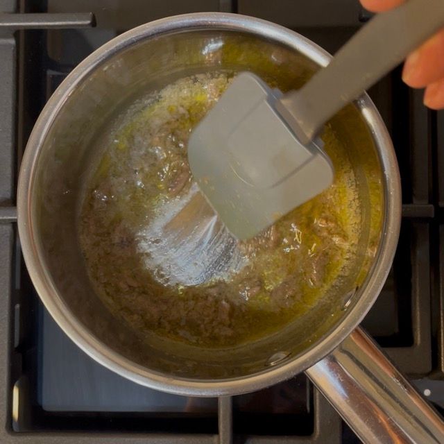 fondo di olio e alici