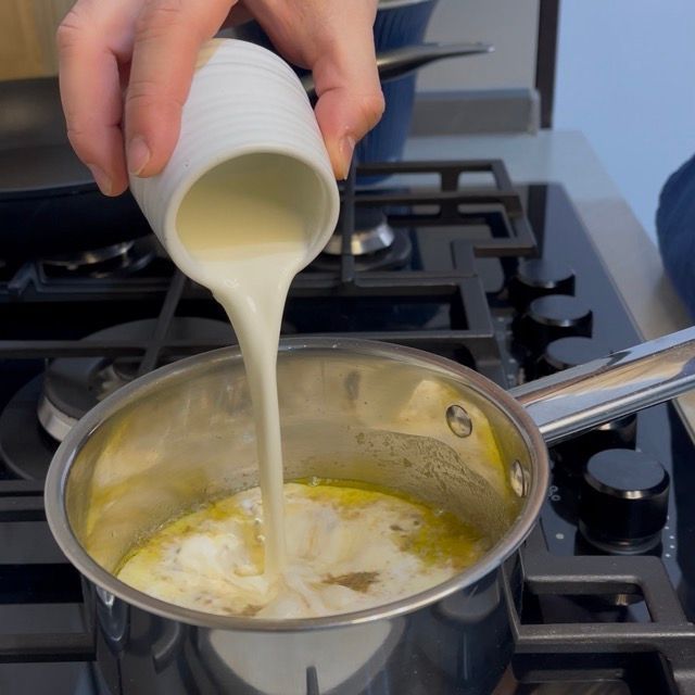 aggiunta della panna al fondo di olio e acciughe