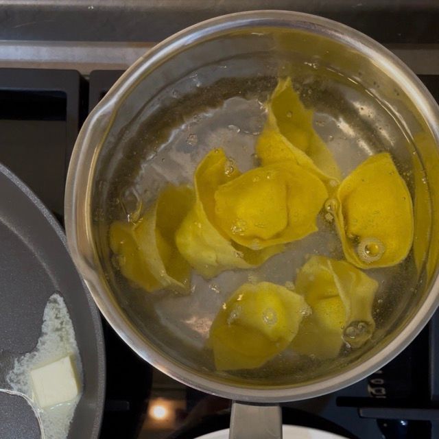 tortelloni vengono cotti in acqua bollente