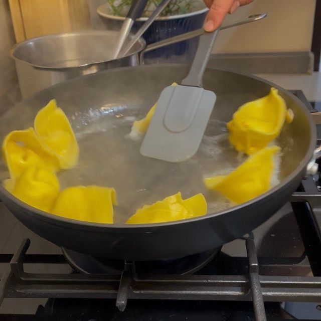 tortelloni saltati in una padella con il burro