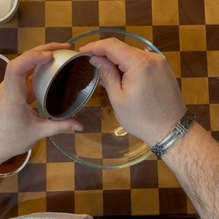 Rivestimento dello stampo con tortino al cioccolato con cacao in polvere invece della farina.