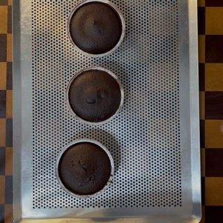 Dettaglio della superficie del fondant ben cotta e leggermente crepata.