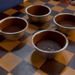 utilizzo del sac à poche per dosare l'impasto nel tortino al cioccolato in 5 minuti.