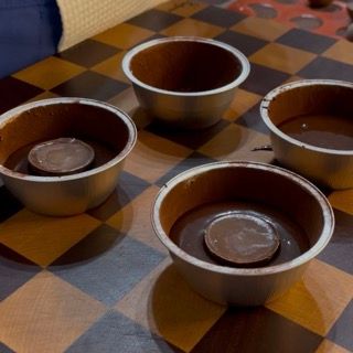 Posizionamento dell'inserto di ganache congelata al centro del tortino.