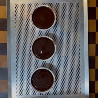 Infornata dei tortini in forno statico a 170 gradi per la cottura perfetta.