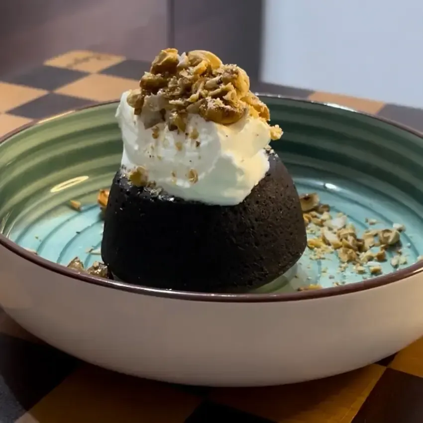 Tortino al cioccolato fondente appena sfornato e spolverato con zucchero a velo, il classico dessert