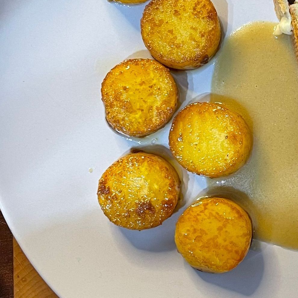 Un piatto bianco con patate fritte e salsa