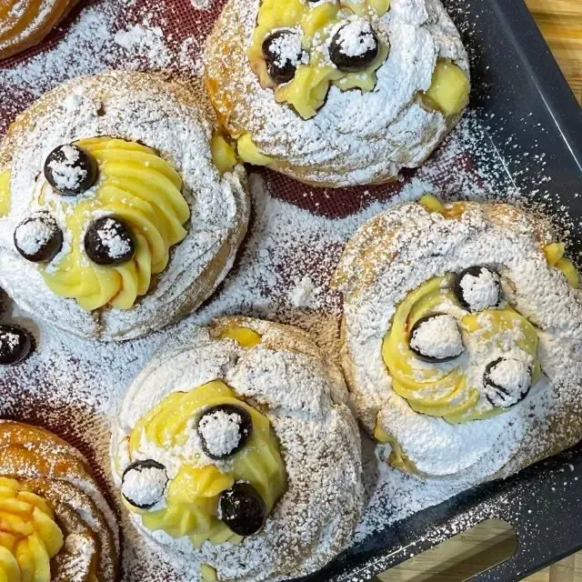 Un primo piano di un dolce con zucchero a velo sopra