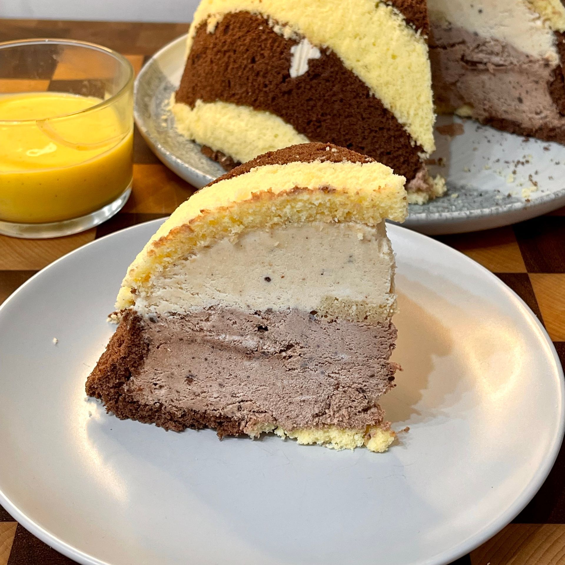 Zuccotto semifreddo al cioccolato e nocciole con pan di Spagna, ricetta estiva facile e golosa.