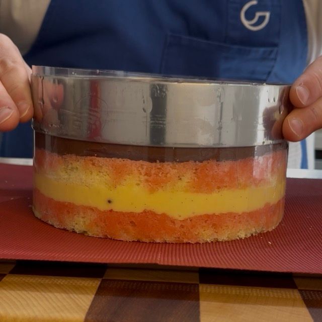 Spatola che livella la superficie della zuppa inglese