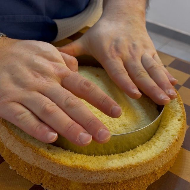 Coltello che divide il pan di spagna in due dischi