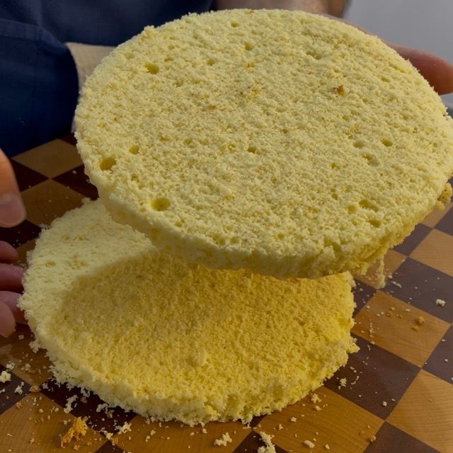 Due dischi di pan di spagna pronti per l'assemblaggio.