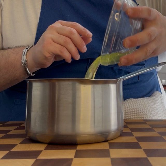 Albumi e zucchero in un pentolino a bagnomaria