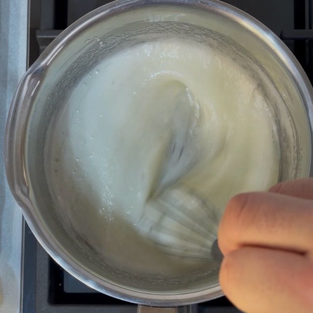 Frusta che mescola gli albumi sul fuoco