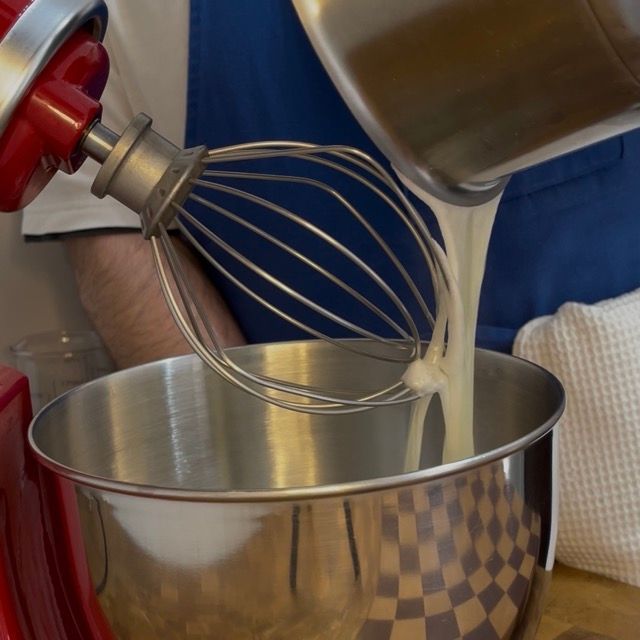 Composto di albumi caldo versato nella planetaria