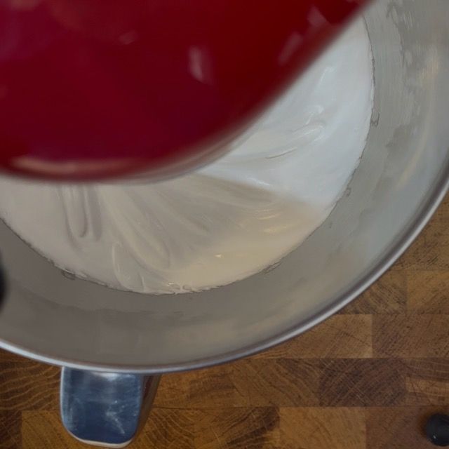 Frusta che monta la meringa svizzera a neve ferma