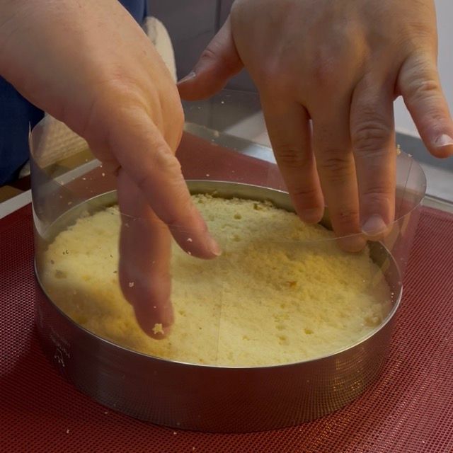 Primo disco di pan di spagna sul fondo