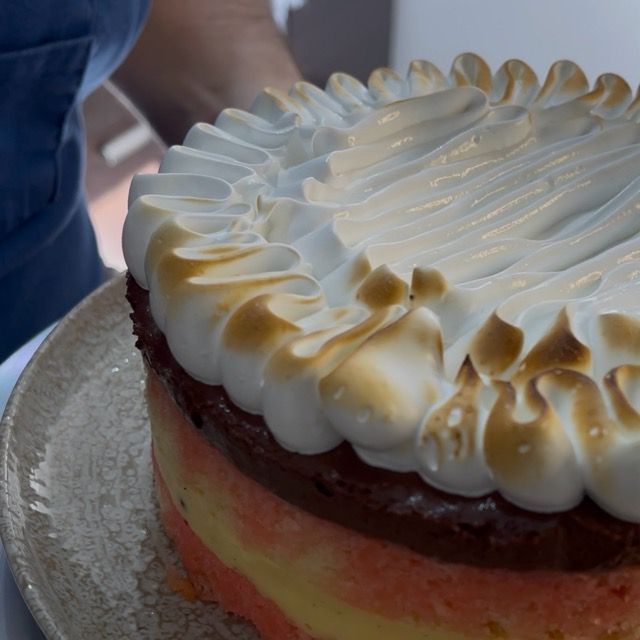 Cannello da cucina che fiammeggia la meringa