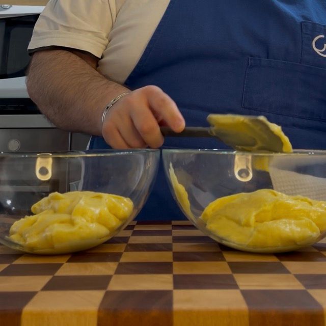 Crema pasticcera divisa in due ciotole