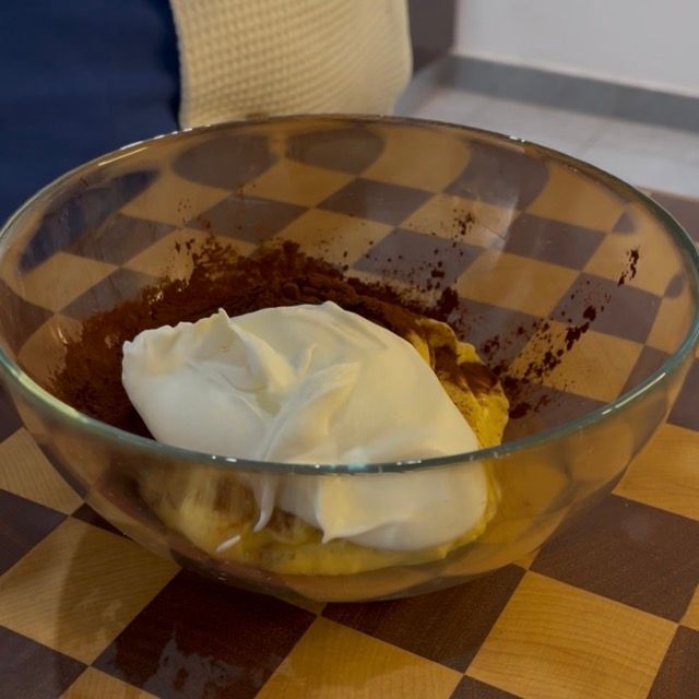 Cacao in polvere aggiunto a una parte di crema