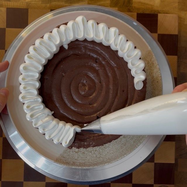 Zuppa inglese tolta dallo stampo e posizionata su un piatto