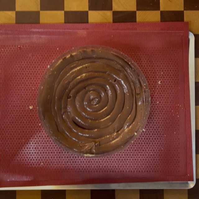 Sac a poche che stende lo strato finale di crema al cacao