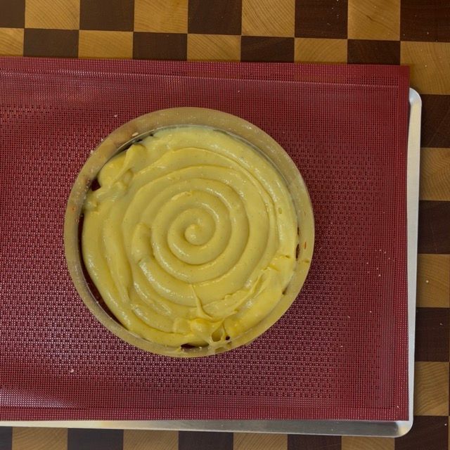 Sac a poche che crea uno strato di crema pasticcera classica