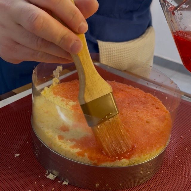 Il secondo disco di pan di spagna viene inzuppato