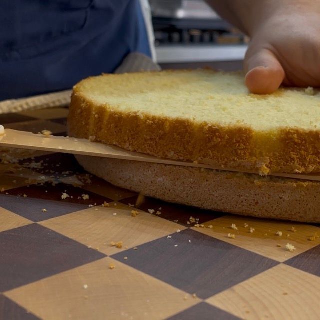 Pan di spagna rifilato dalla crosta esterna