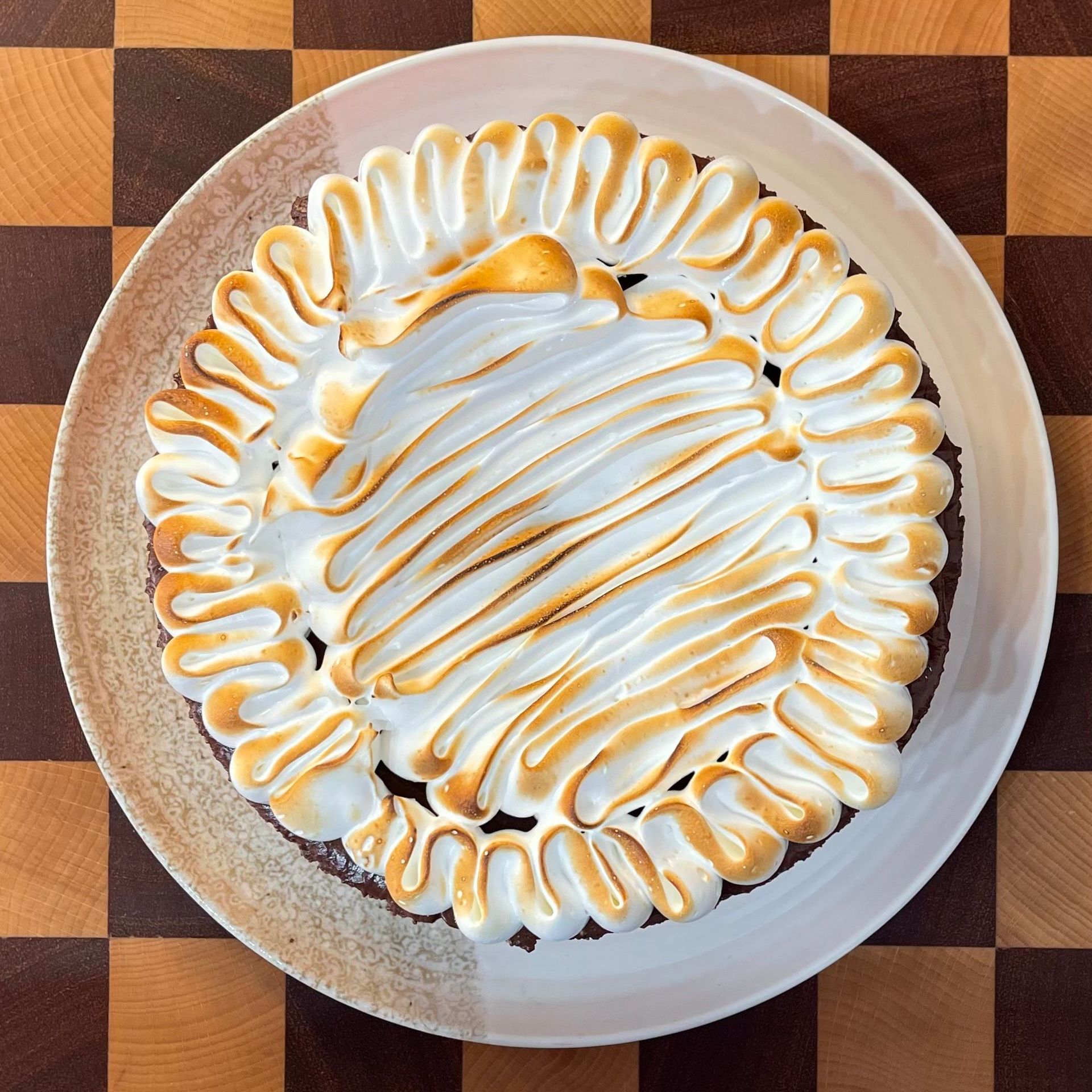 Un primo piano di un dessert con panna montata sopra